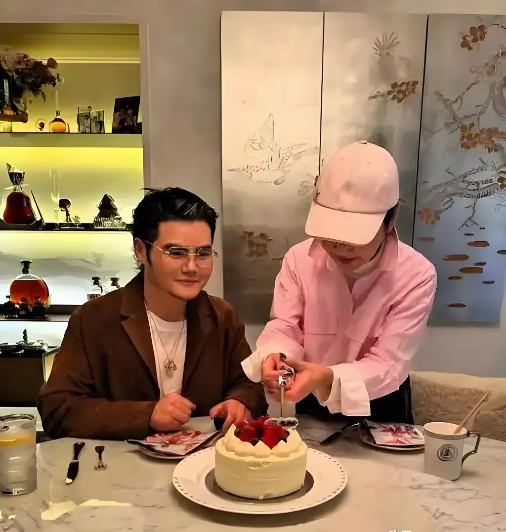 74岁狄波拉为男友人庆祝生日，两人肢体接触亲密，看起来关系真好