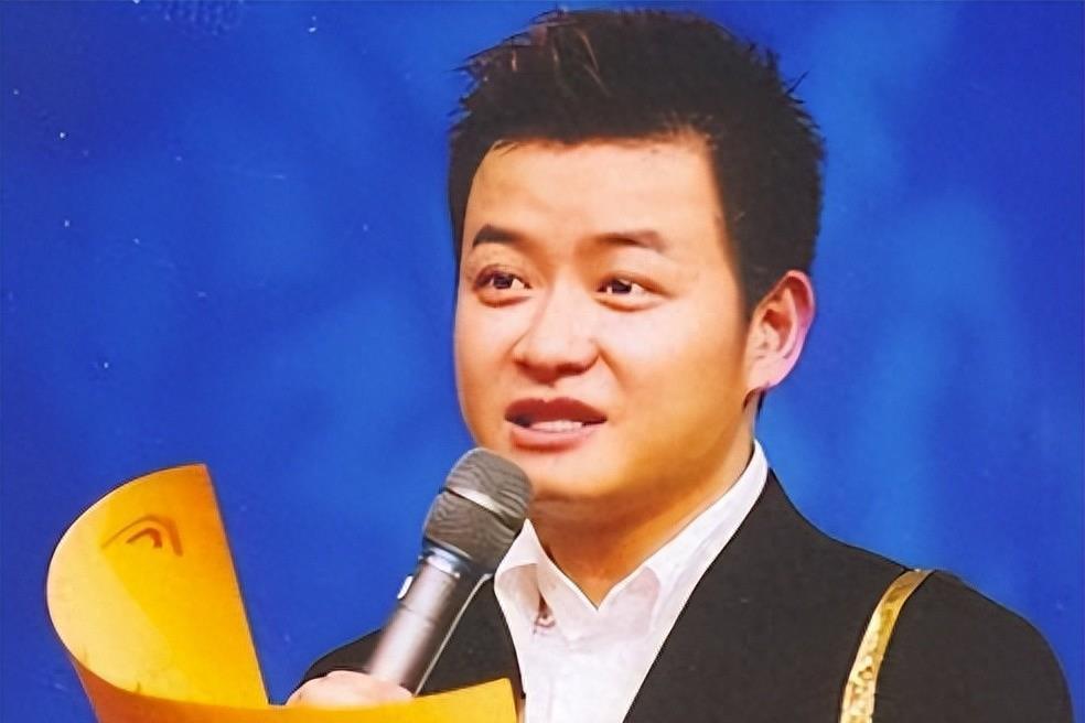 他是央视知名主持人,31岁因一句话离央视赴美国,如今51岁怎样了