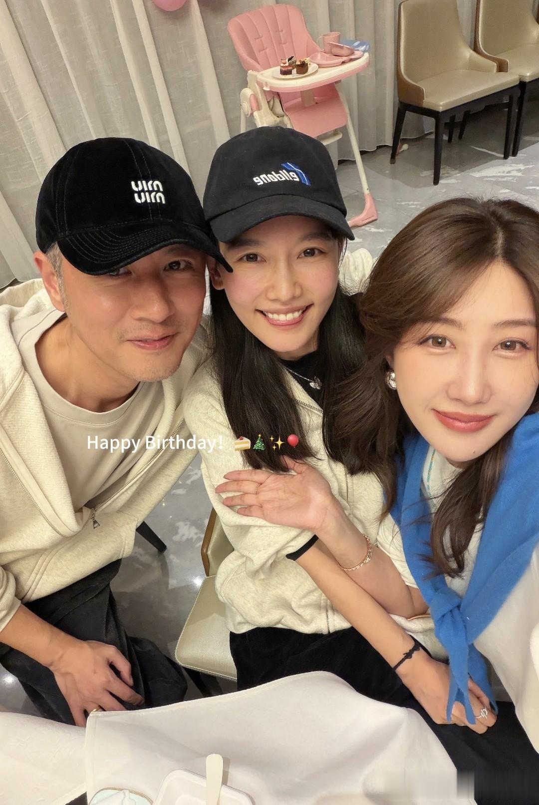 任重和老婆拉手晒幸福,孙骁骁素颜很显嫩,2岁女儿在用粉色餐椅