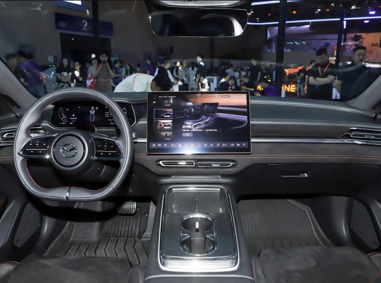 马自达运动型轿跑，轴距2895mm，增程/纯电两套动力，续航1301km