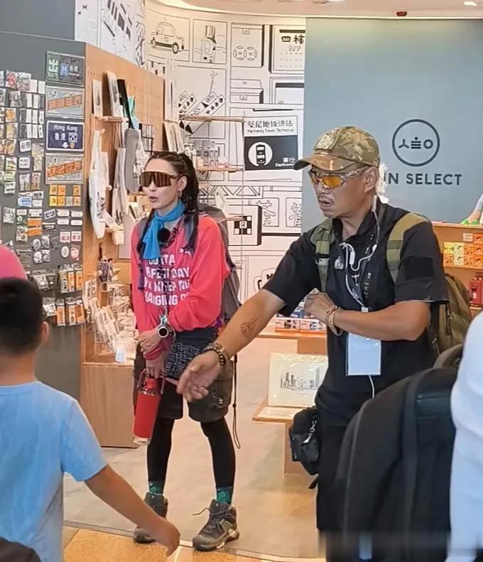 45岁张柏芝现身香港太平山顶逛商场，她的打扮好花哨，梳着脏辫