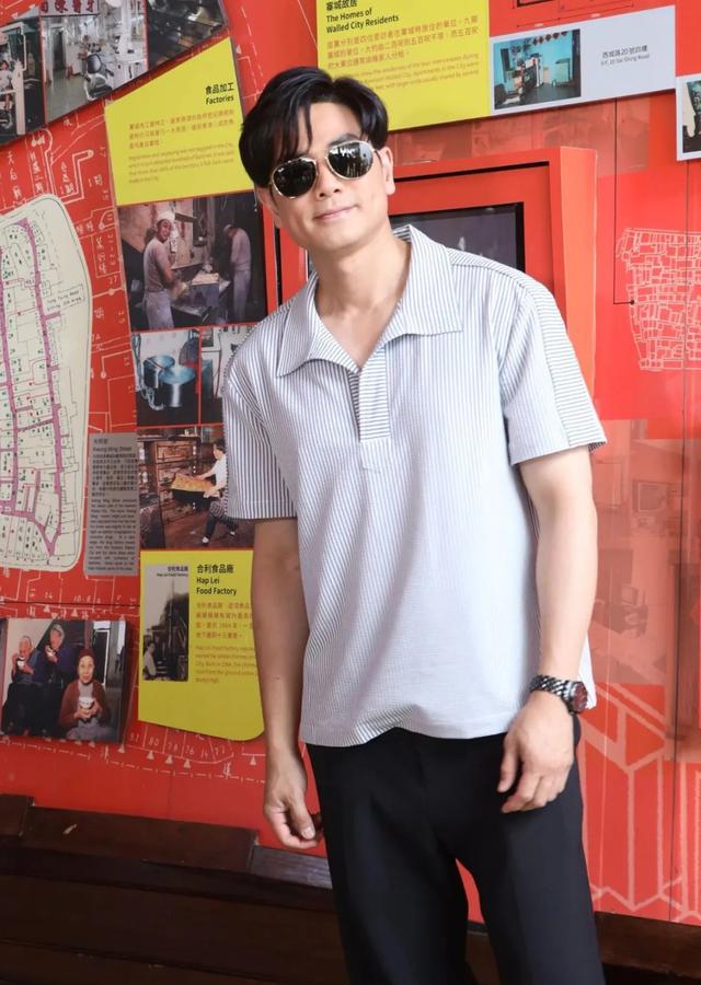 港星伍允龙疑有新欢,开腔回应与女伴同游乐园:还在互相了解阶段