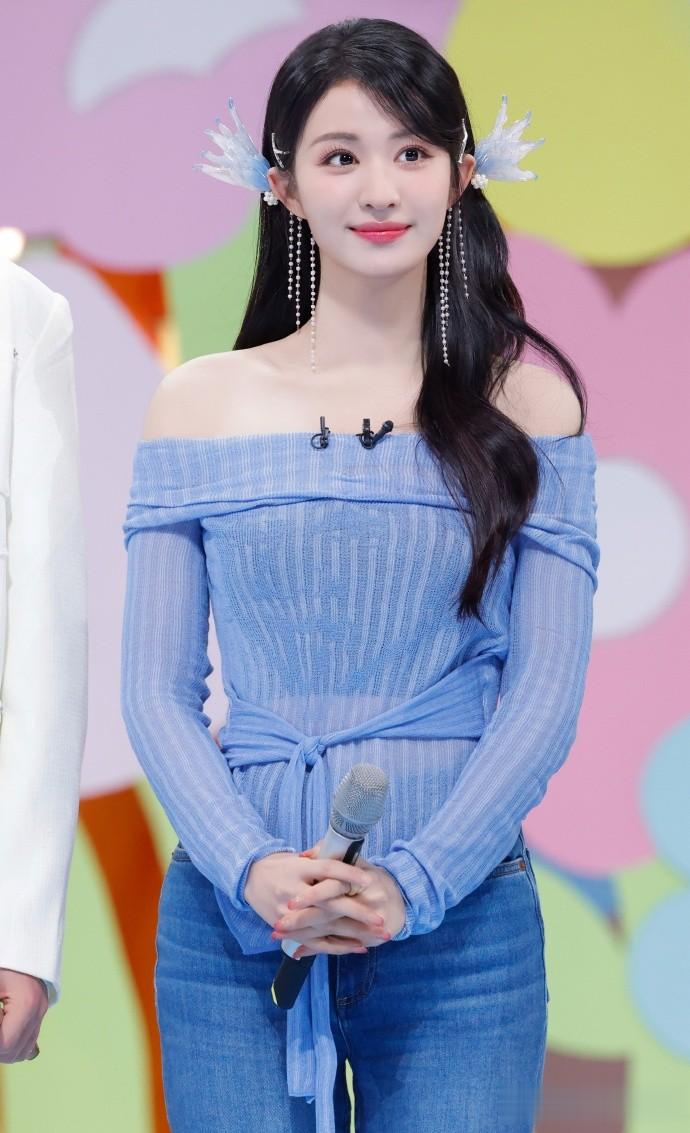 王楚然一字露肩衫搭配包臀低腰牛仔裤更显完美身材