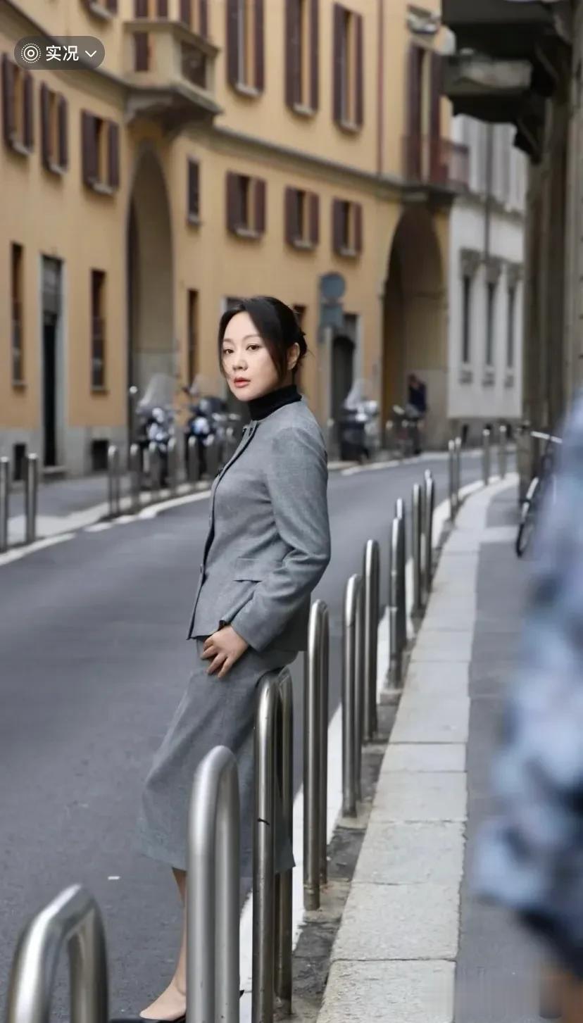 闫妮米兰时装周花絮图,一身剪裁利落的灰色西装套裙,优雅干练!