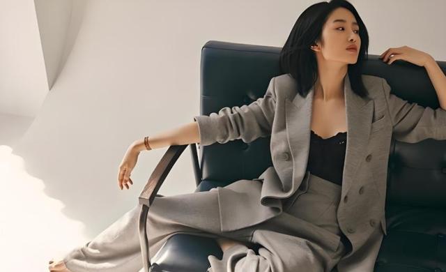 ?近日，32岁的杨采钰毫无保留地公开了自己的孕肚照