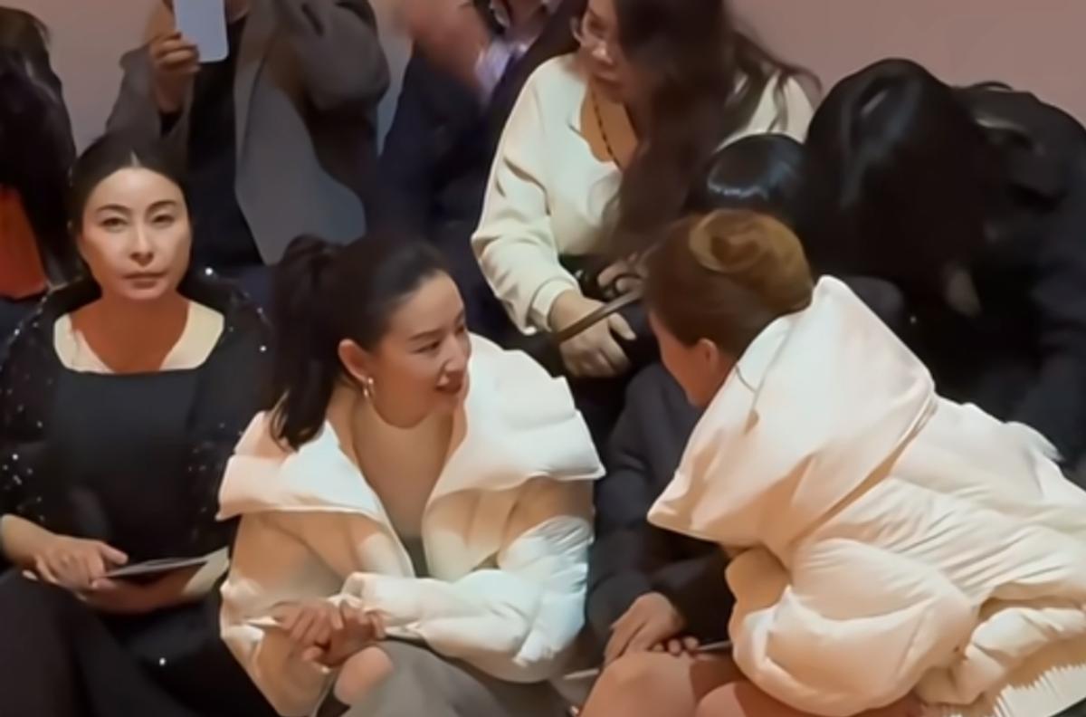 看了洪欣、郭晶晶、倪妮和年轻小花同框,治好了多少人的年龄焦虑