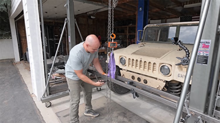 終于有人掰彎iPhone Air，5.6mm的機身能扛約100kg的力