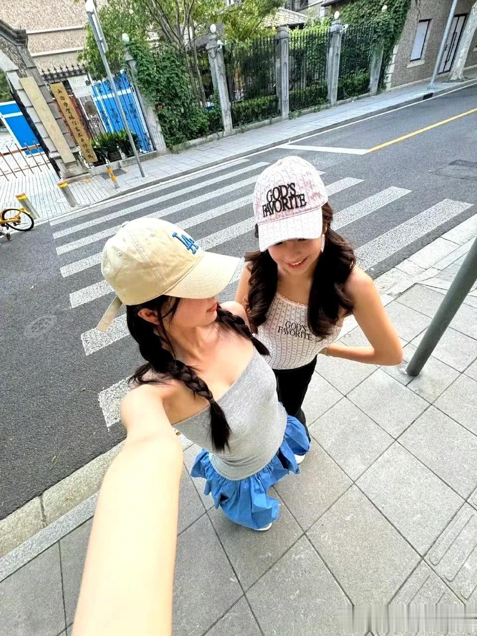 虞书欣双麻花辫抹胸,清甜灵动太舒心