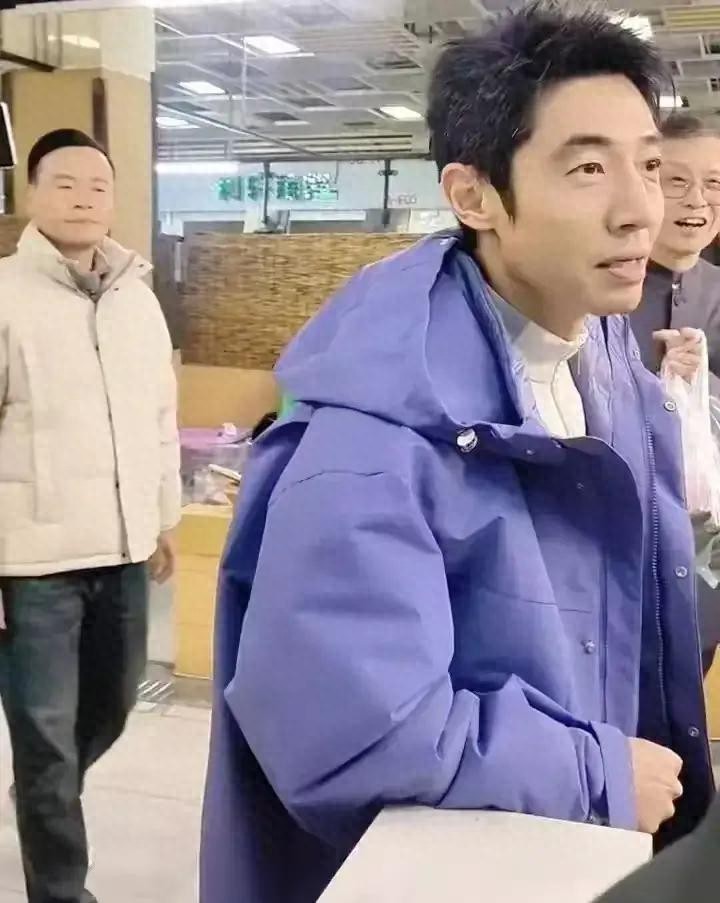 撒贝宁伊能静突袭济南农贸市场,小撒菜场唠嗑,伊能静美成风景线