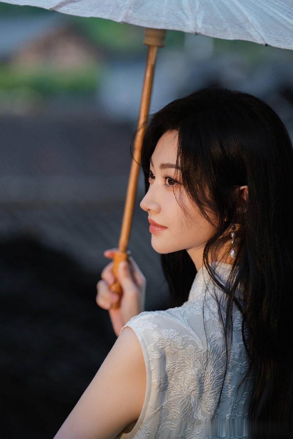 景甜白旗袍油纸伞，江南水乡演绎古典温婉美人