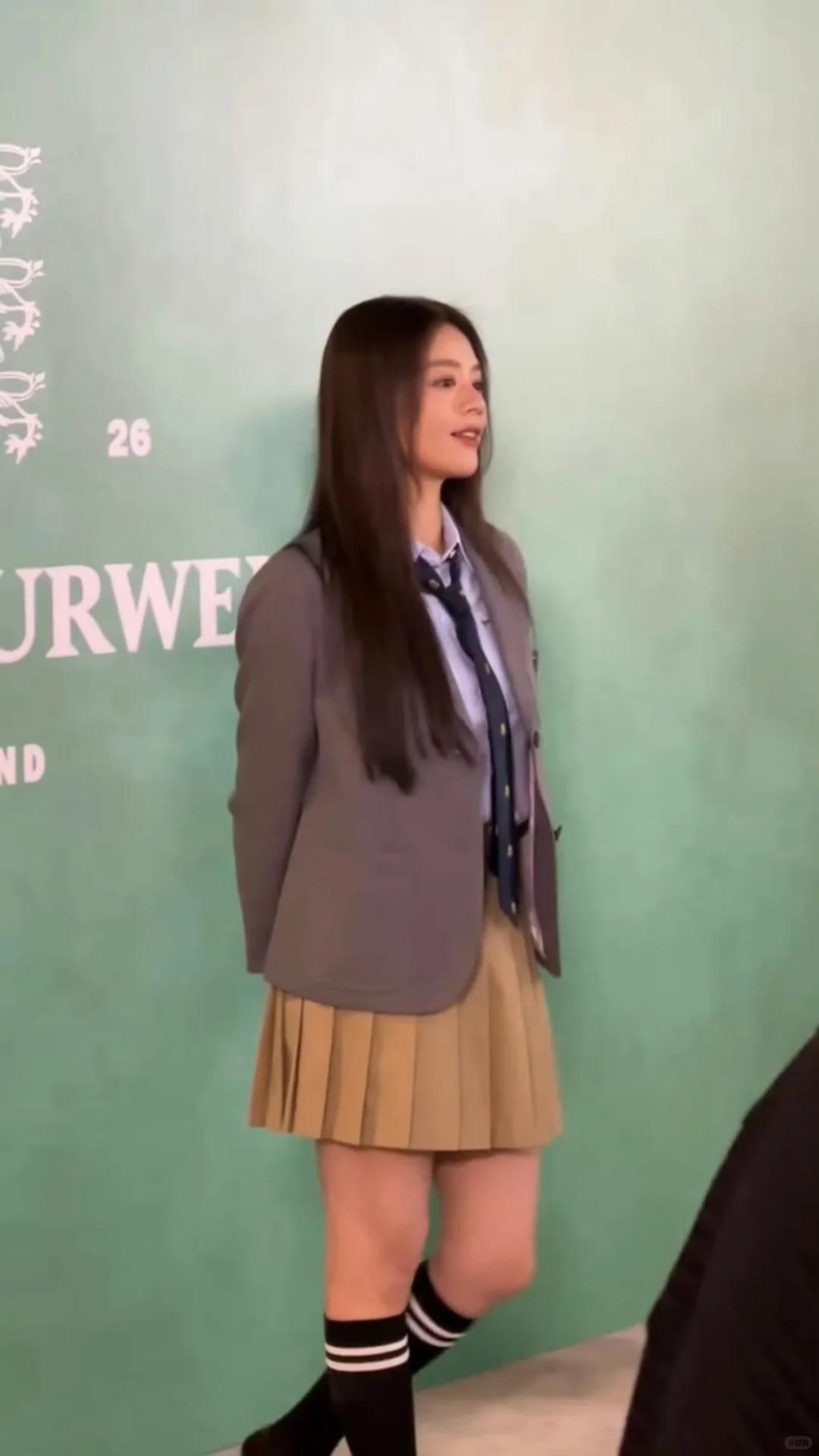 马思纯南京出席活动!穿超短裙腿又粗又壮,一身学院装撞脸王诗龄