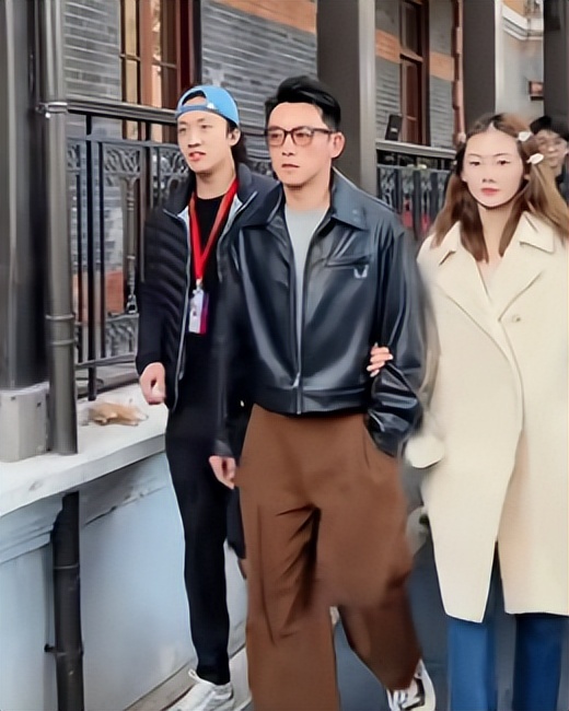 被要求当众献舞，未婚先孕嫁上海明星，3年生3娃，她成名的太艰辛