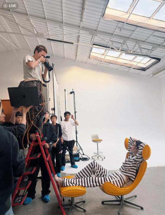 何穗拍锦绣杂志开年刊！穿睡衣披着床单都超美，为儿子只工作半日