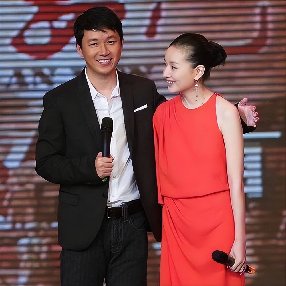 离婚十年，45岁董洁天安门骑行，大口吃肉穿2w羽绒服，生活很潇洒