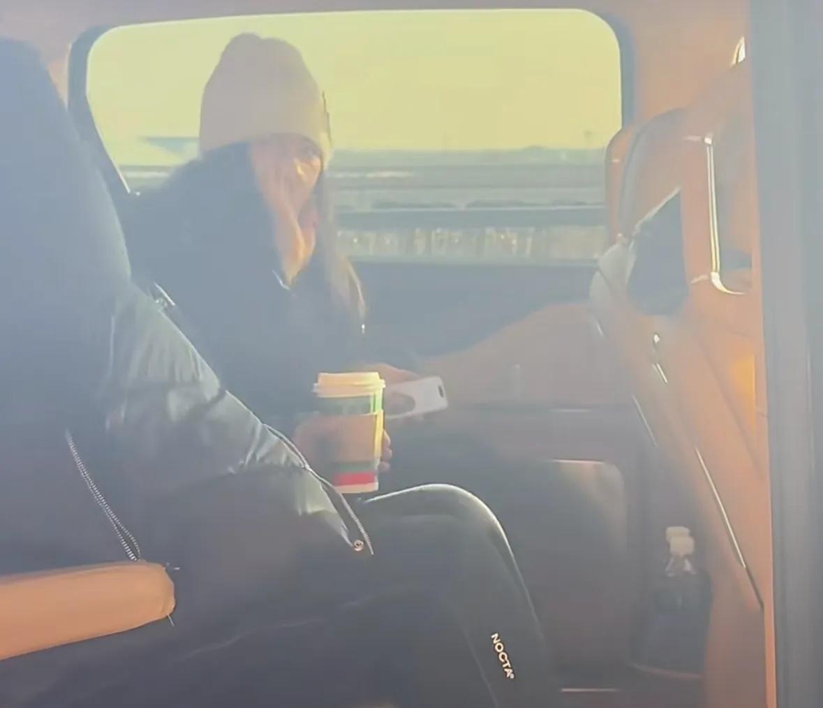 王诗龄假期回国,王岳伦又来接机,这一次的机场穿搭就很好看