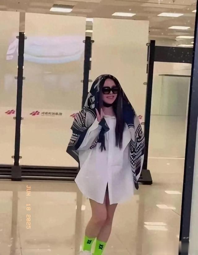 机场碰到52岁张惠妹,她打扮低调。真人个子不高,也没网传那么胖