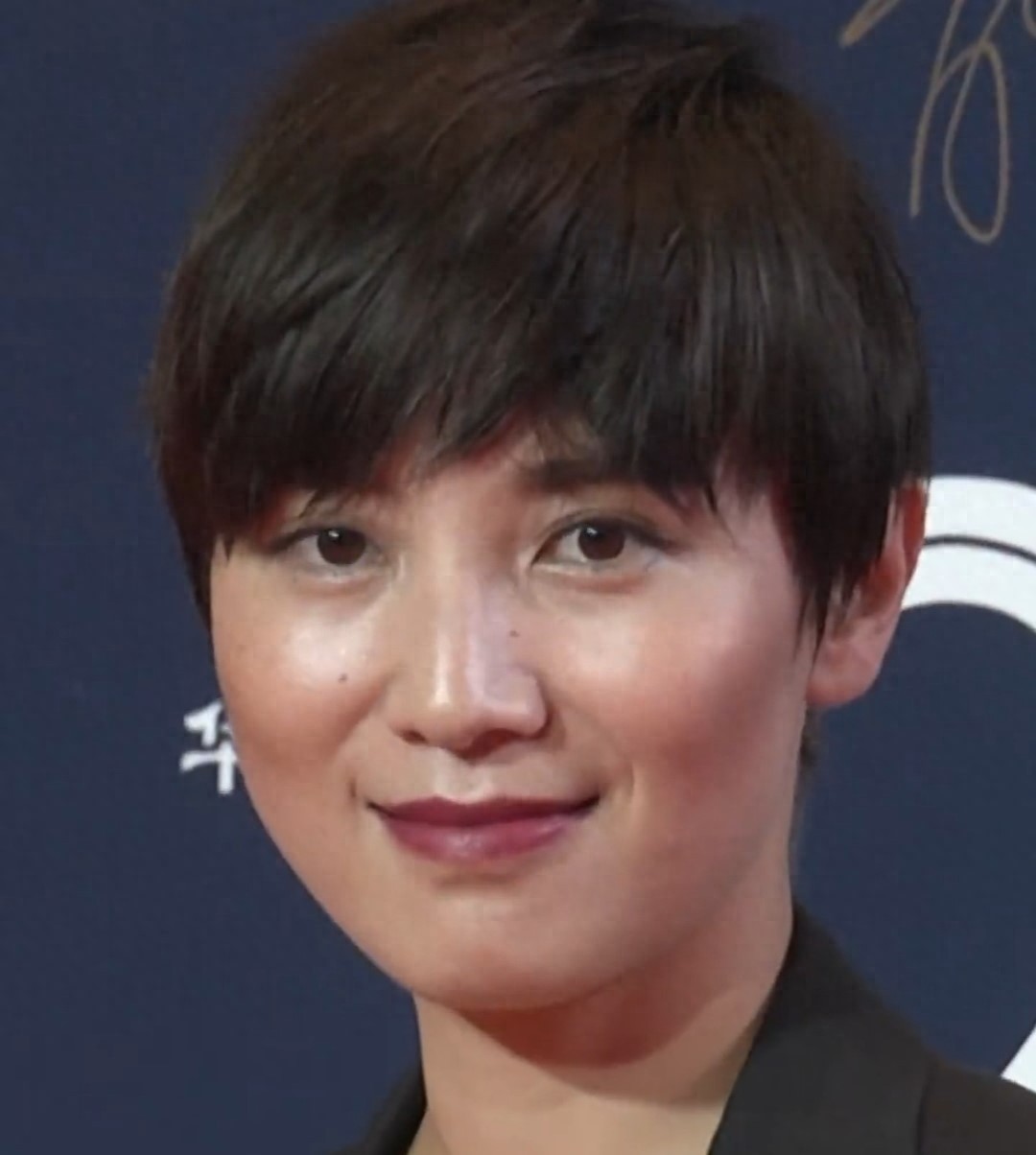 宋佳短发造型翻车！远看像李宇春，近看像文章，实力才是她的底气