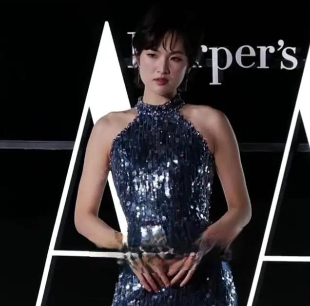 姚安娜登芭莎红毯，挂脖亮片裙配短发尽显优雅贵气