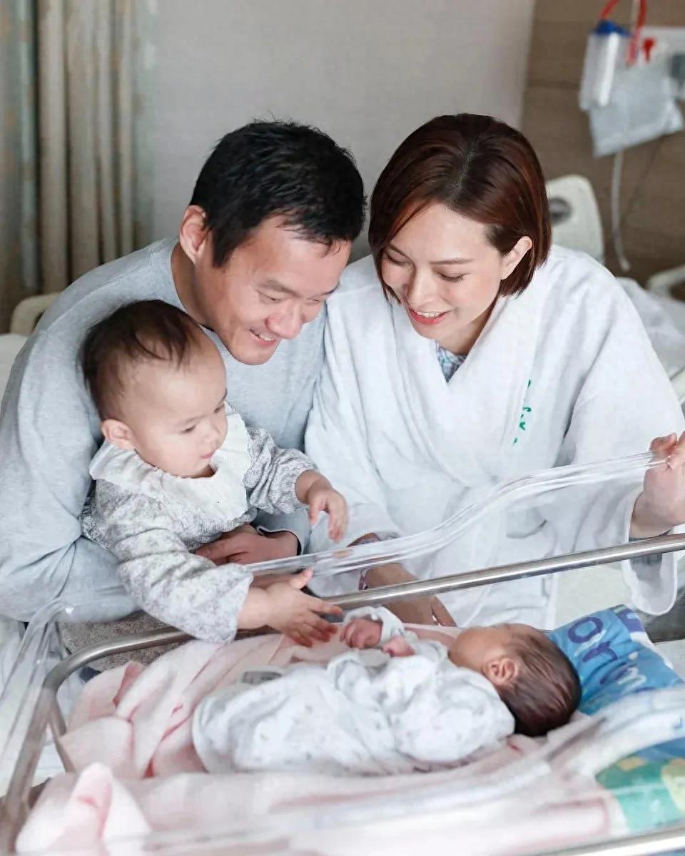 44岁前港姐与医生老公庆女儿两岁生日，一对子女超可爱劲抢镜