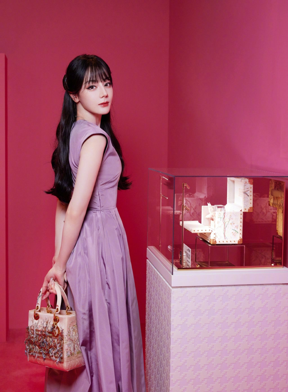 热巴有刘海更漂亮!活动上一席紫色长裙高跟鞋,很有韵味像公主