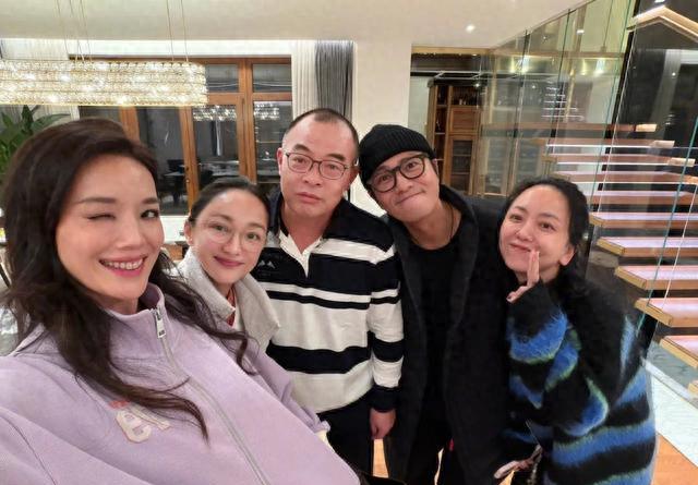 舒淇在香港深夜晒聚会照！周迅皮肤如婴儿，郑伊健夫妇发福严重！