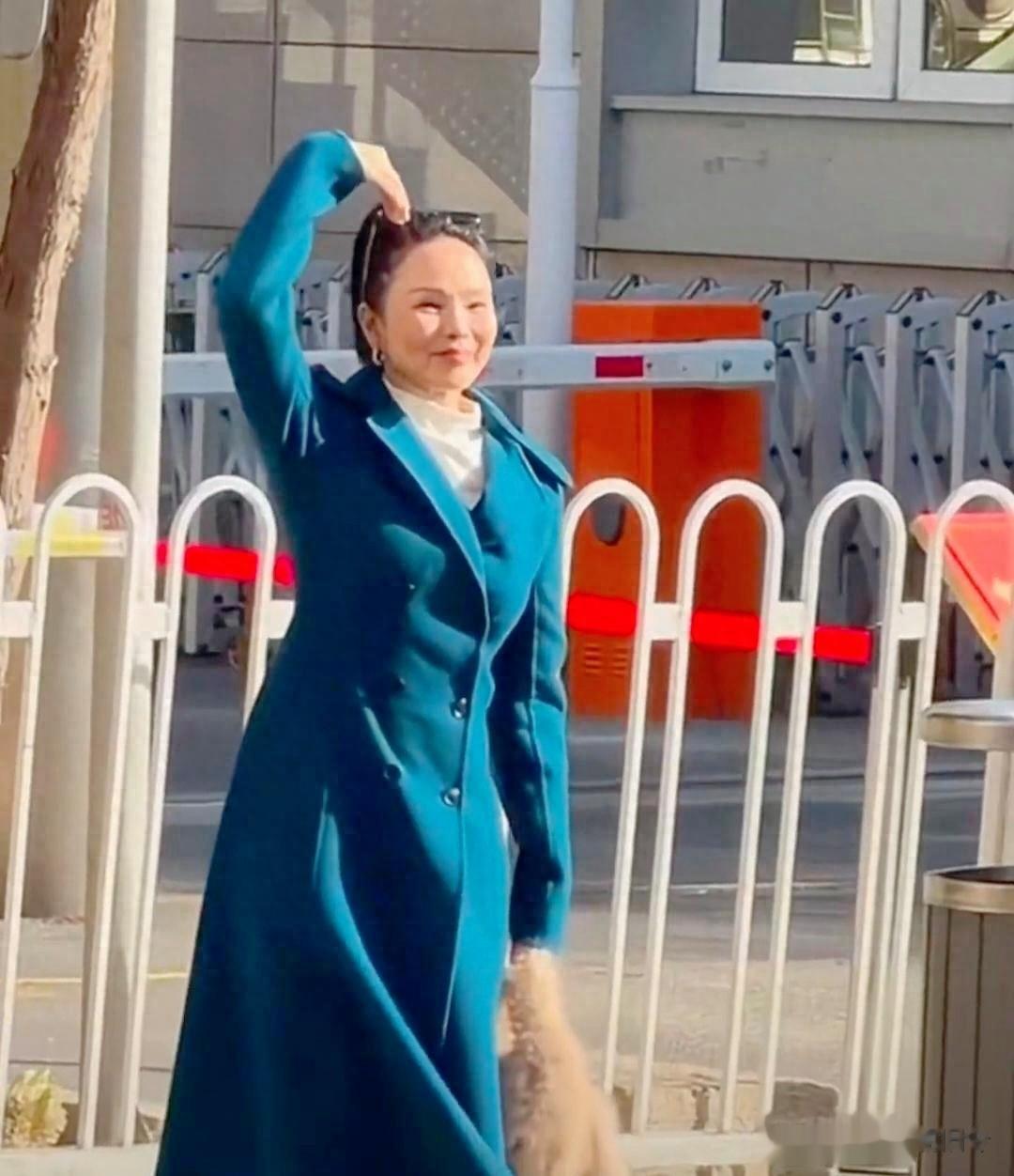 伊能静参加央视春晚路透，这身打扮真的太老气了，看起来怪怪的。