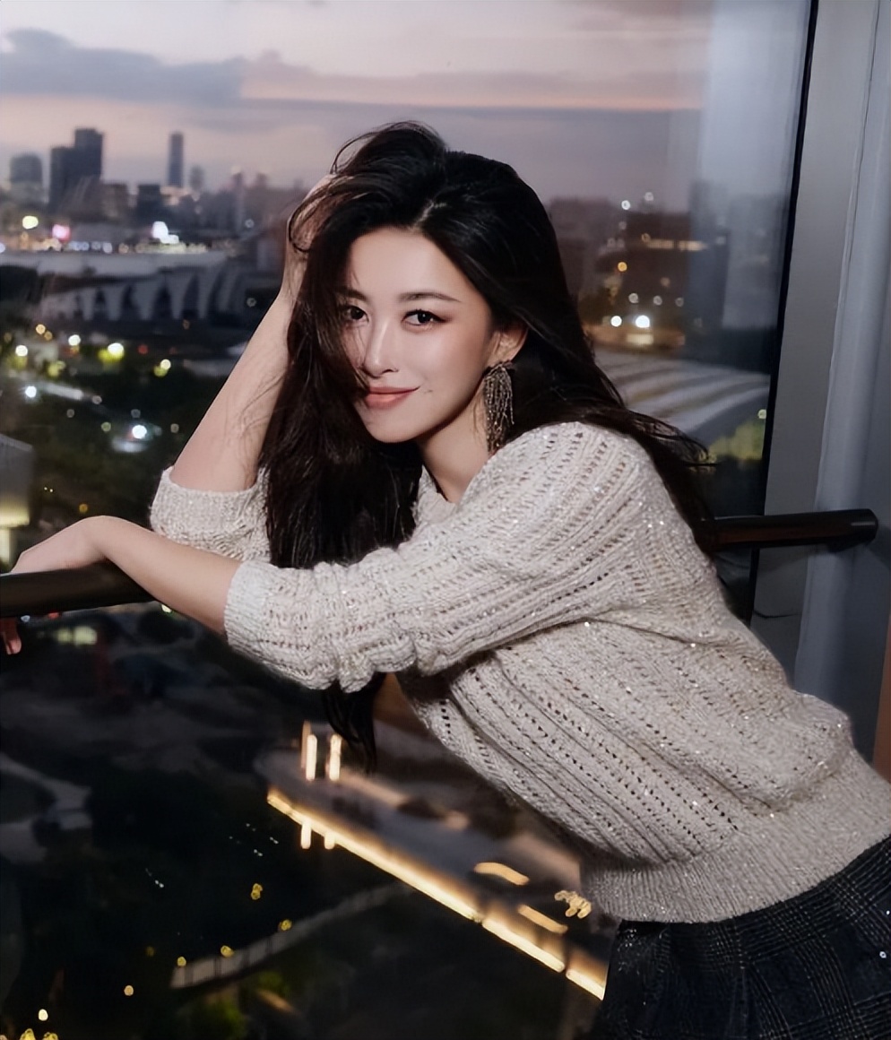 朱珠没想到,11月才过2天,自己因一场翻车采访出圈,回应显情商