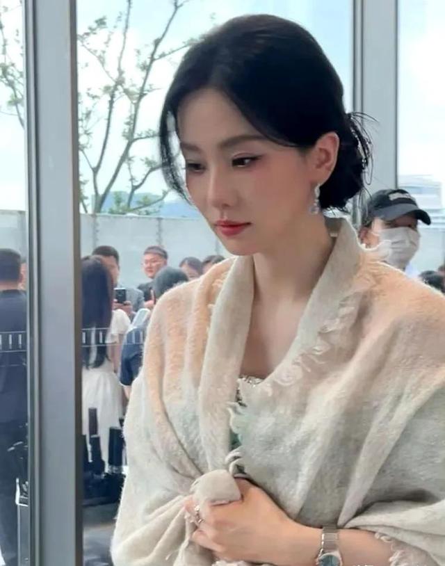 上海这一夜,被大方秀身材的刘亦菲惊艳,品牌高层都为她侧目