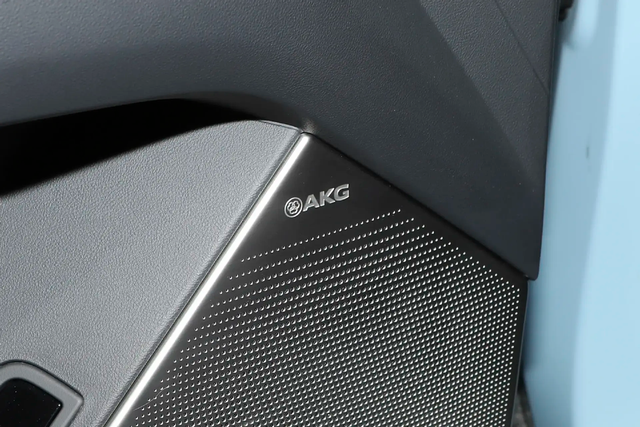 凯迪拉克全新XT5亮相成都车展,标配9K屏+22项主动安全,你喜欢吗