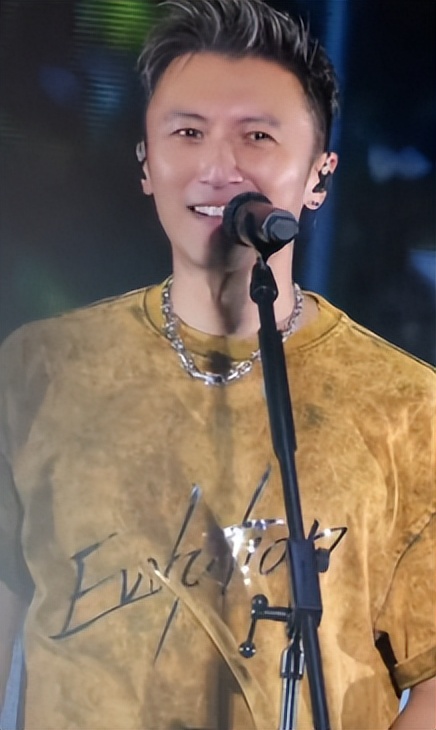 王菲没想到，谢霆锋费尽心机举办演唱会，却被一特殊面孔抢了风头