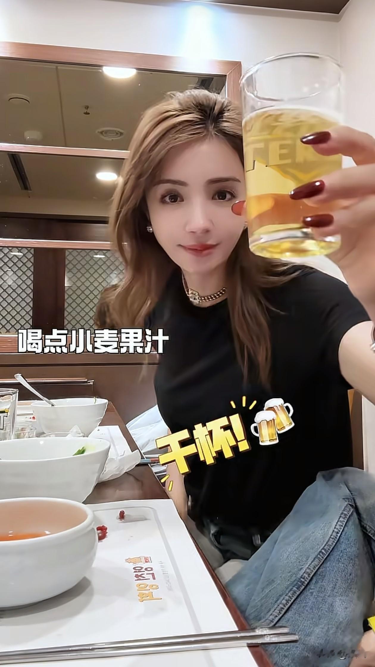 麦迪娜与姜潮韩国过二人世界!吃美食逛街,他大包小包拎着 好幸福