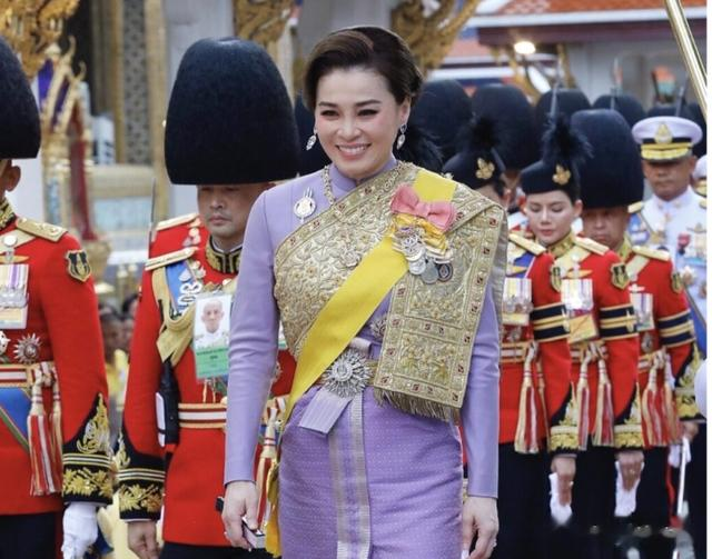 苏提达47岁生日亮相，黄金披肩海蓝宝耳环，小主团全体红装跟随