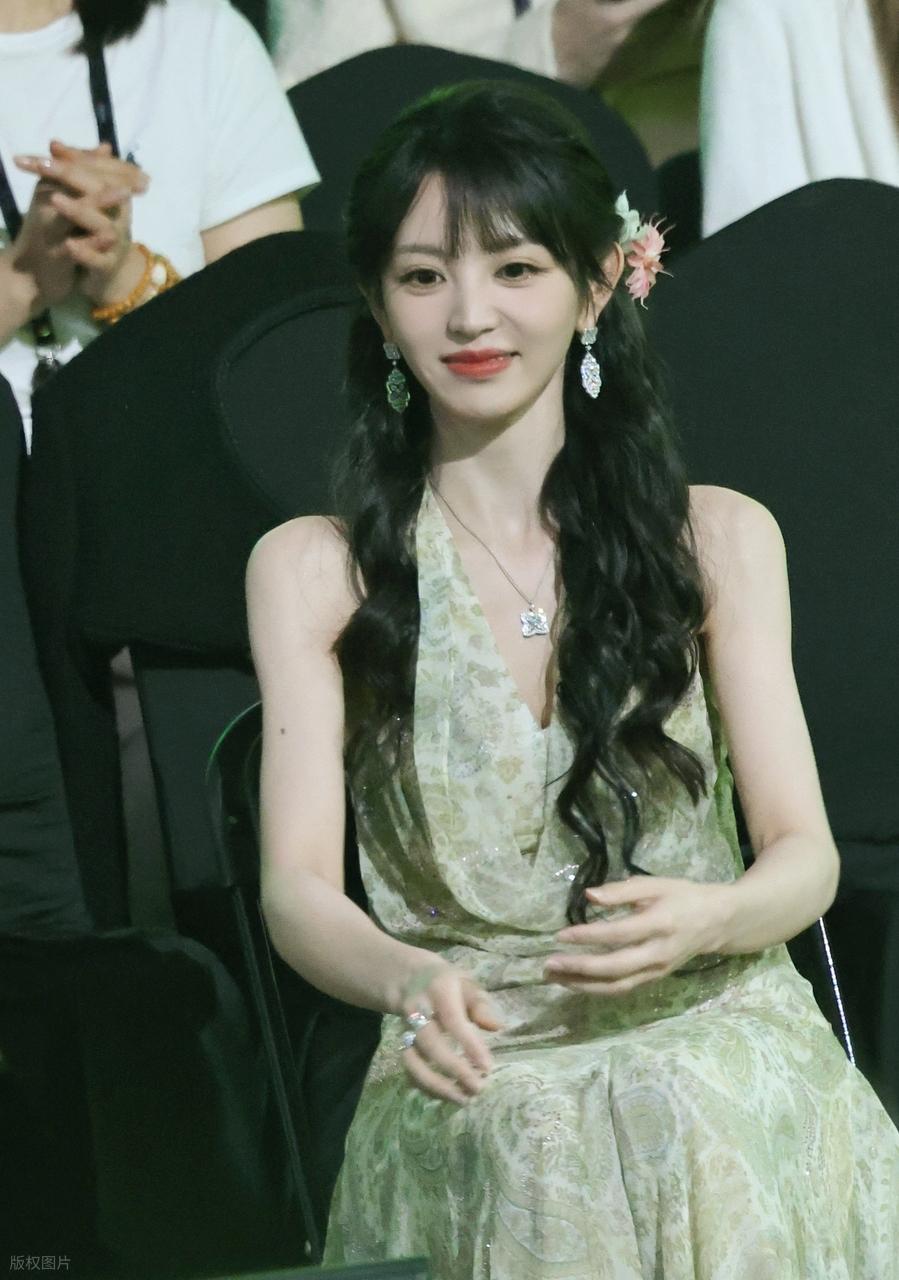 田曦薇惊艳亮相星光大赏，萝莉脸魔鬼身材惹人羡，本人白到发光！