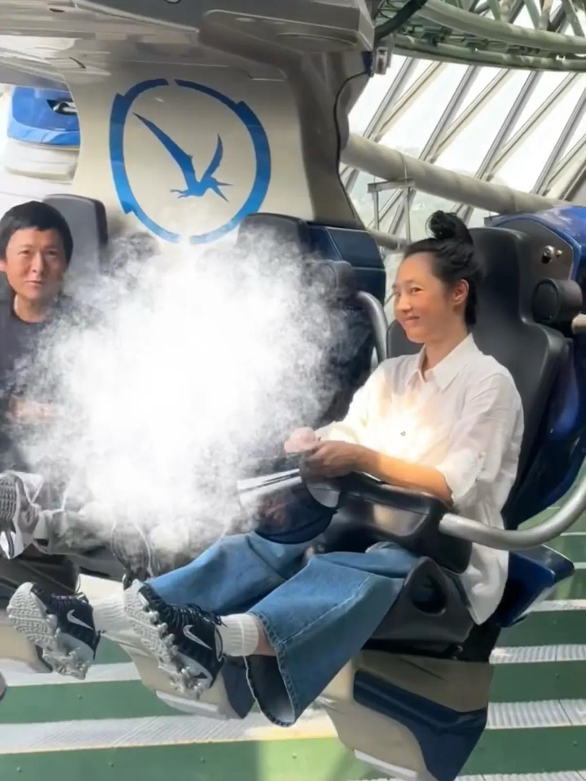 环球偶遇白百何一家！2婚老公个子矮皮肤黑，4岁儿子正脸曝光像爸