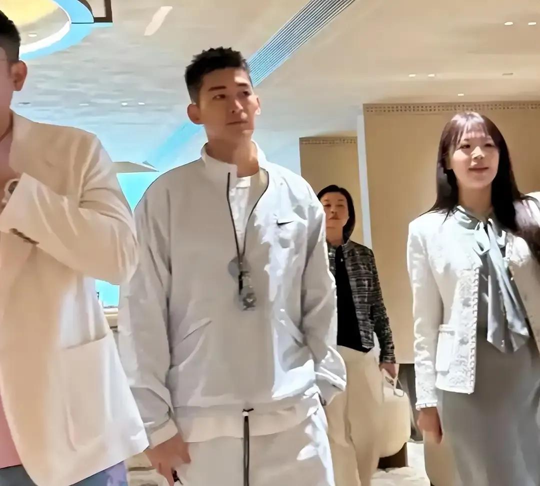 张翰北京300平米大平层内景首度曝光,玻璃倒影中女子疑似新女友