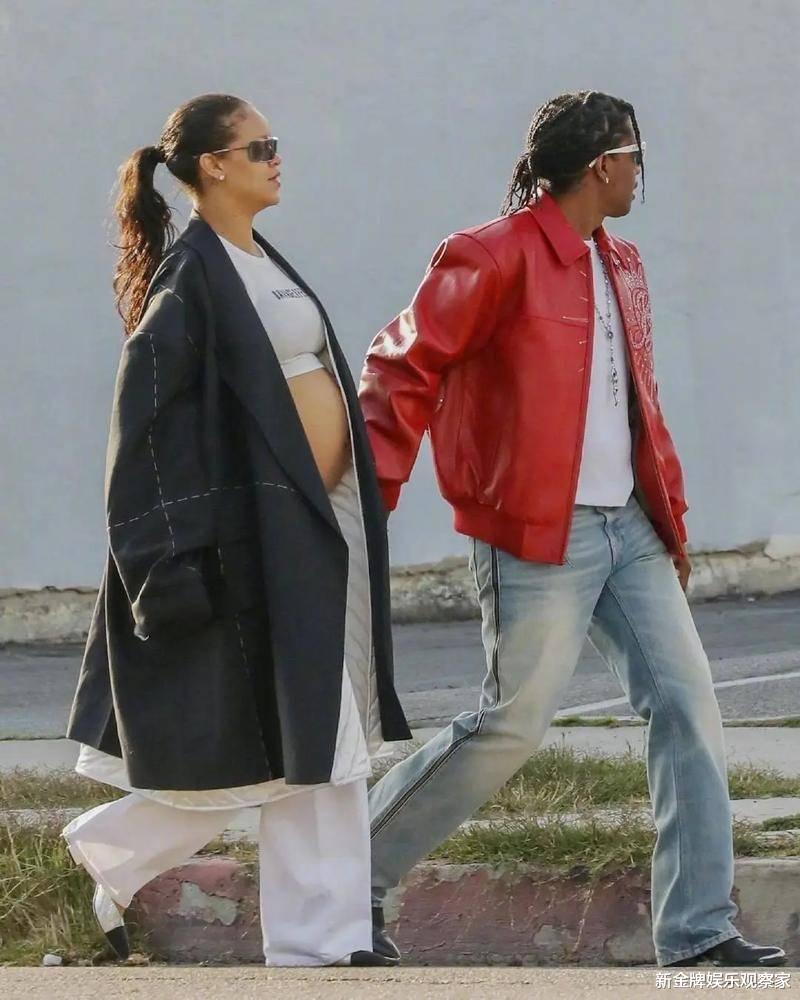 蕾哈娜又怀孕了？五年抱仨，网友调侃：三胎都生了新歌还难产？