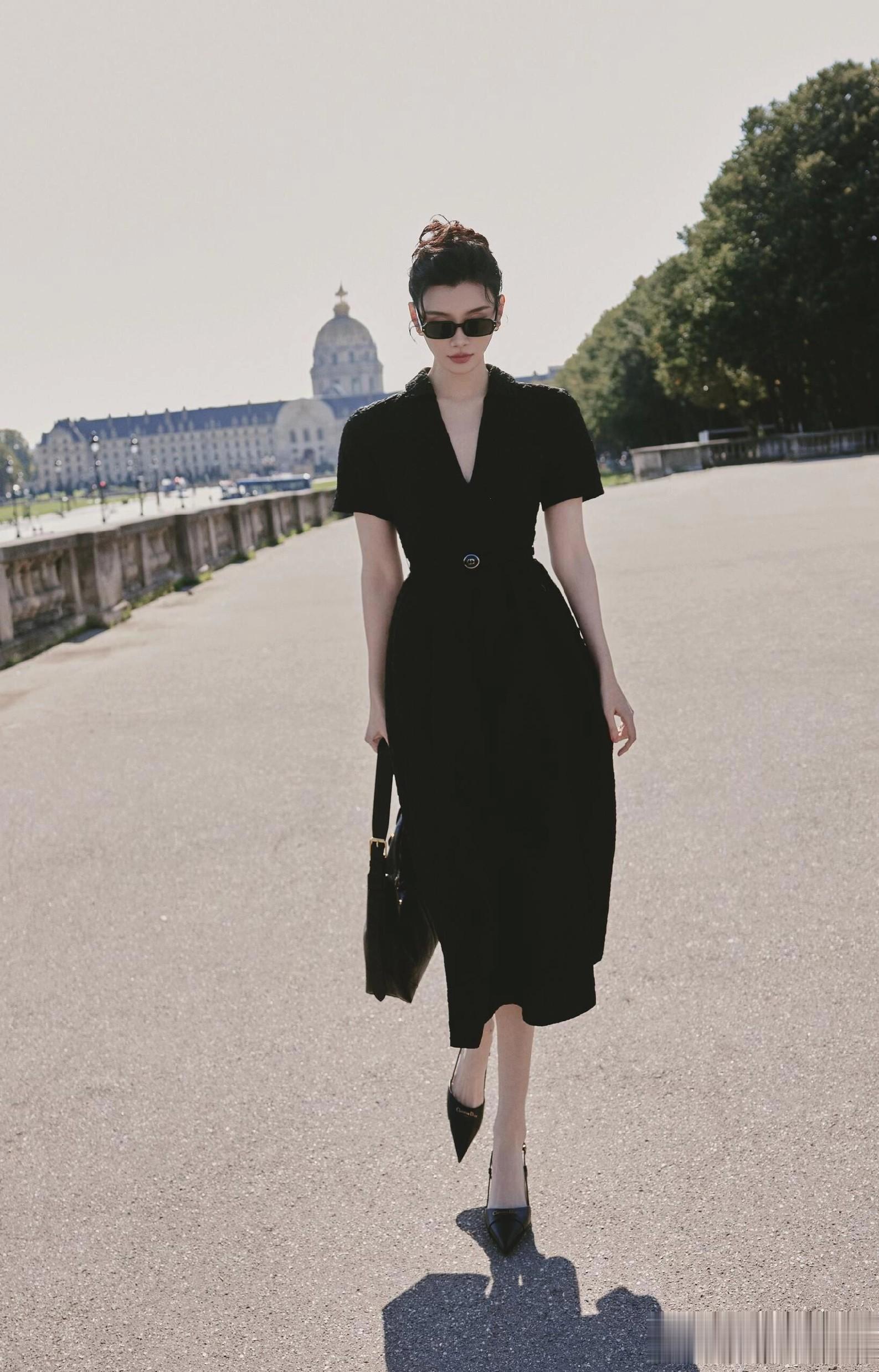 奚梦瑶出席巴黎时装周,一袭黑色束腰连衣裙优雅气质好漂亮!