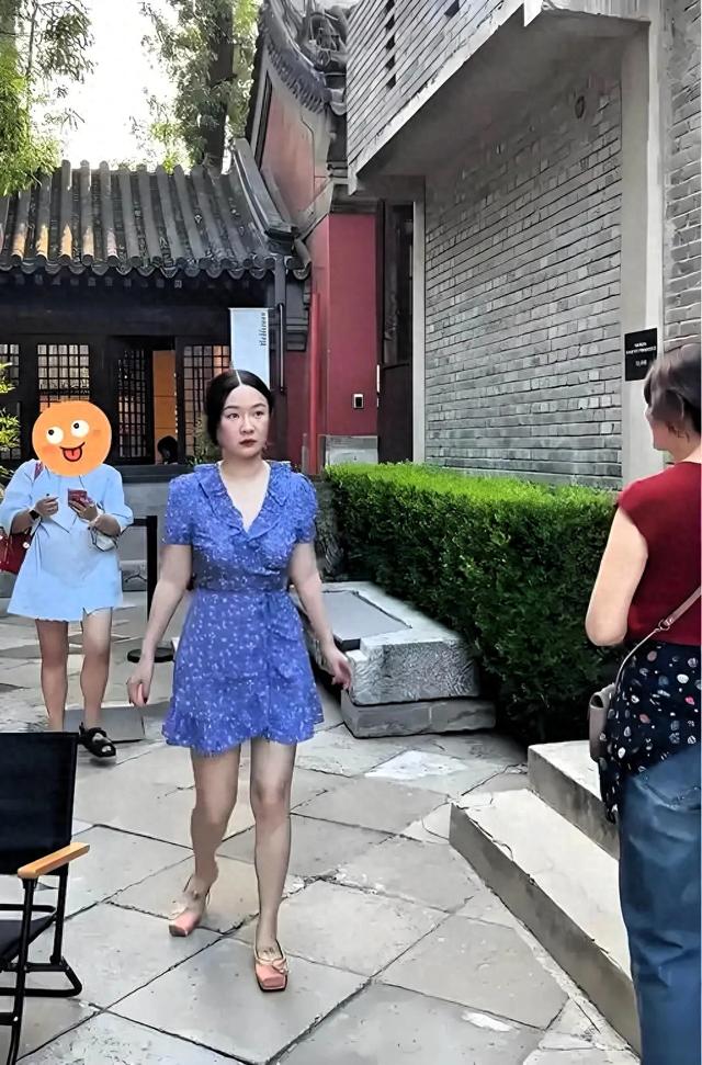 霍思燕被偶遇！110斤身材迷人，鼻子突现神秘痣，发缝成焦点！