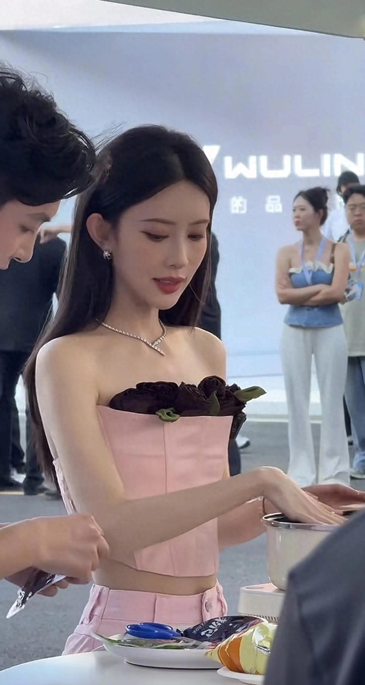 孟子义活动照，也太瘦了吧本人真的超美，果然女明星就是出众啊！