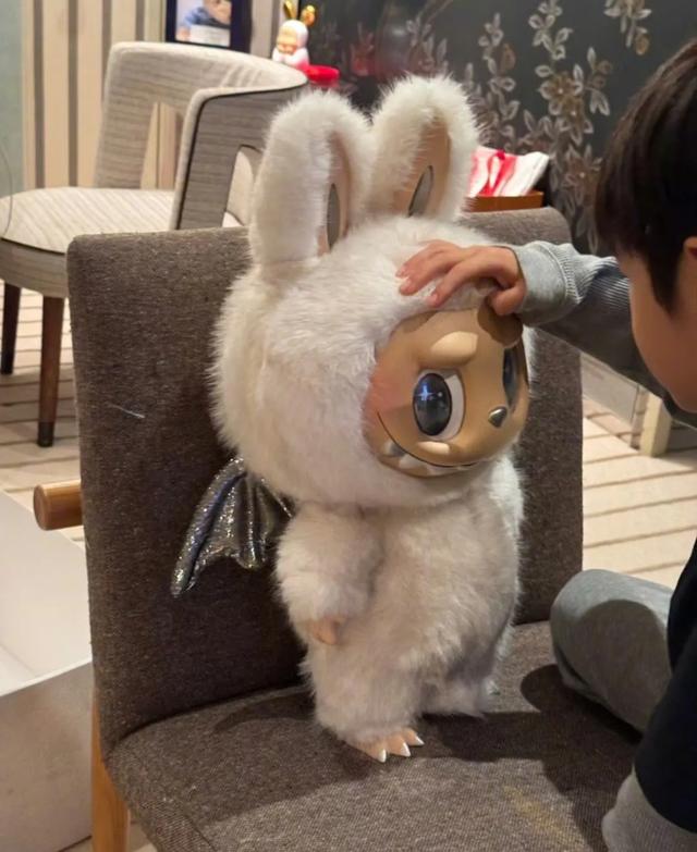 Angelababy 发微博祝大家节日快乐,罕见晒出儿子小海绵的正脸照。