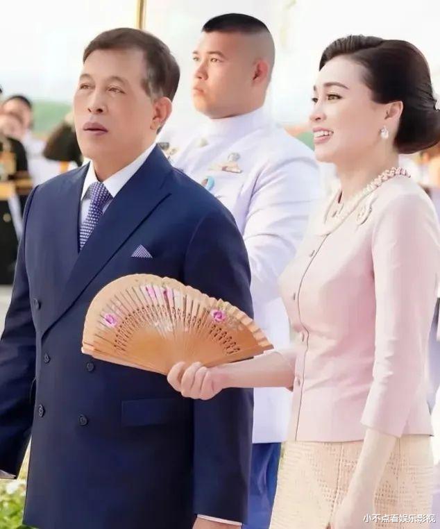 提帮功长大成人，苏提达一直捧杀被他看透，出席活动对她一脸不屑