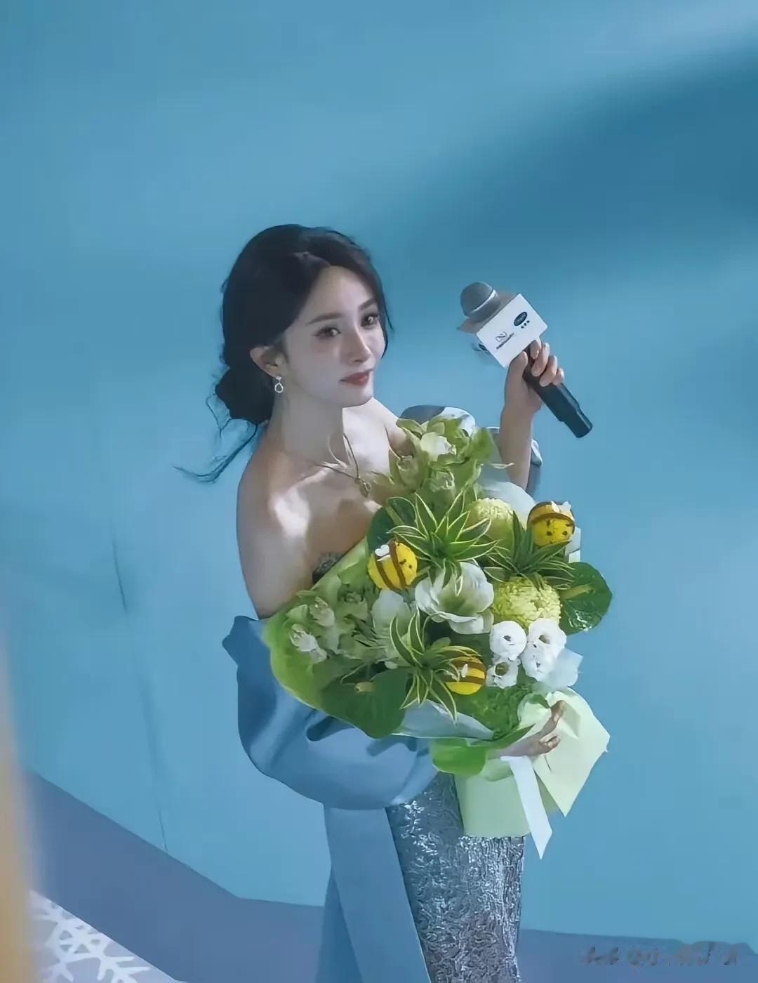 观赏杨幂的最佳视角被开发出来了，美的不像话！