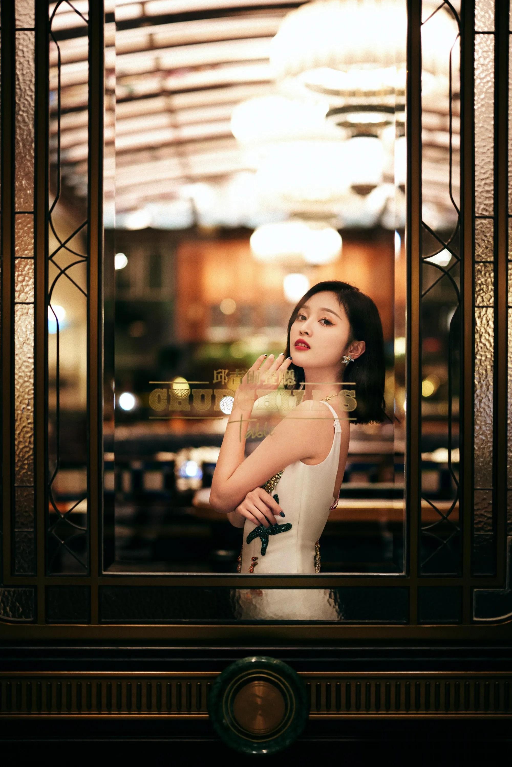 吴宣仪海星裙闪耀奢华场景，明艳灵动似画中仙