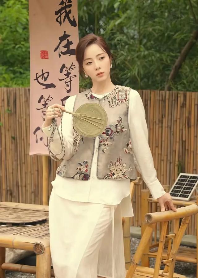 李思思晒出两个儿子,10岁元宝身高150,母子神似让人难以分辨!