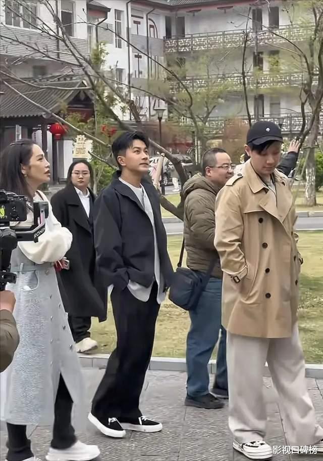 51岁刘恺威现身江苏,少年感十足,有网友质疑其戴假发纹眉毛
