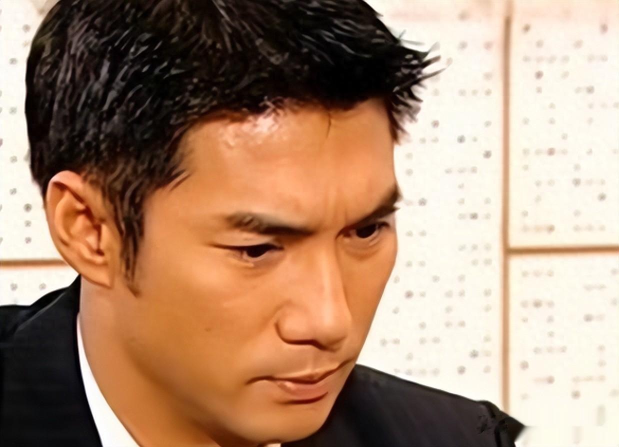 香港知名演员双鬓斑白，至今仍未结婚，和同性友人感情稳定