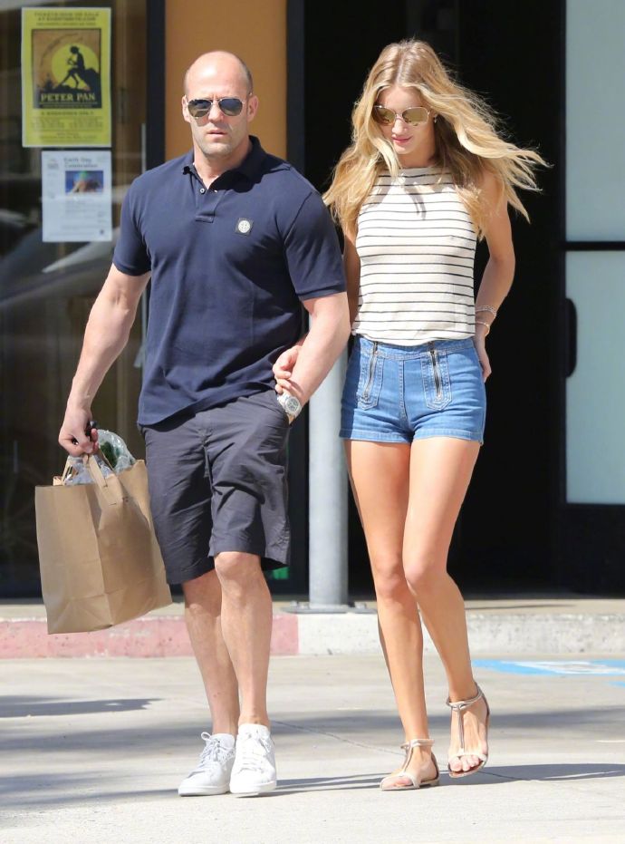 57岁杰森·斯坦森:与小20岁超模女友恋爱15年生俩娃,迟迟不结婚