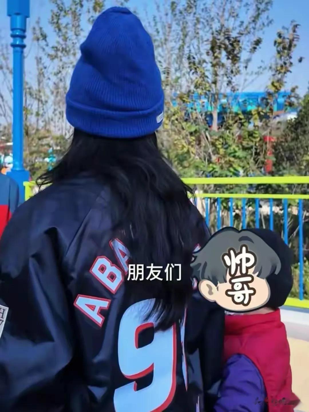 张柏芝带小儿子现身机场！胳膊戴满大金镯很阔气，把俩儿子留澳洲