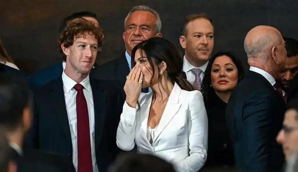 贝佐斯与桑切斯奥斯卡派对现身，肢体语言透露关系生变？