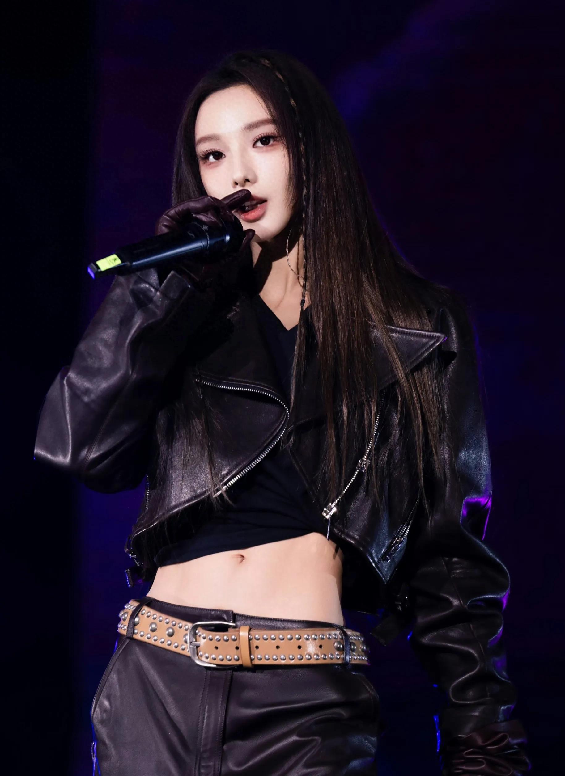 彭小苒演唱会美图，性感小蛮腰绝了